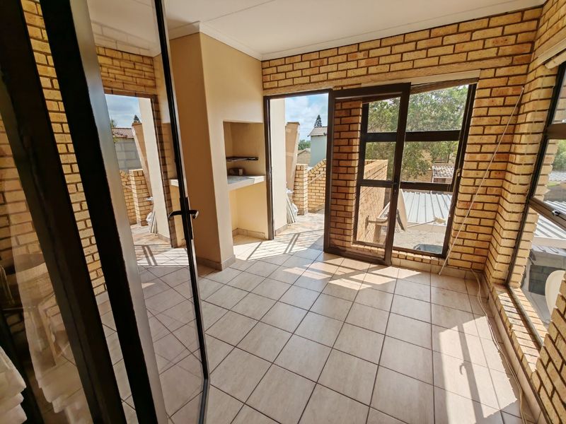 Stylish 3-Bedroom Modern Apartment with Enclosed Patio & Built-in Braai in Terenure - Photo 2