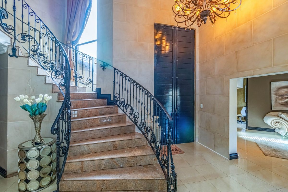 Luxury Family Home in Secure Sovereign Park Estate - Photo 5