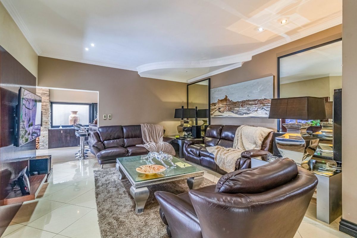 Luxury Family Home in Secure Sovereign Park Estate - Photo 4
