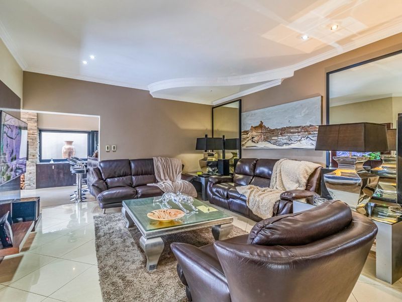 Luxury Family Home in Secure Sovereign Park Estate - Photo 4