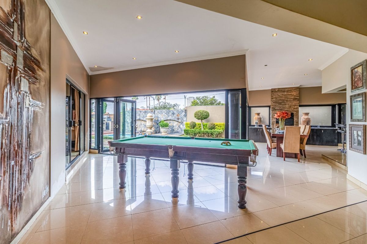 Luxury Family Home in Secure Sovereign Park Estate - Photo 3