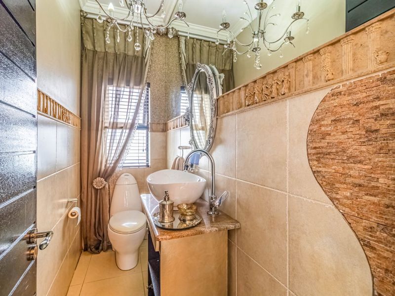 Luxury Family Home in Secure Sovereign Park Estate - Photo 10