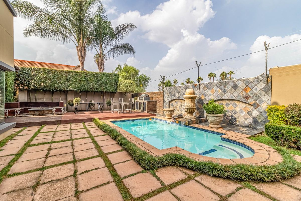 Luxury Family Home in Secure Sovereign Park Estate - Photo 4