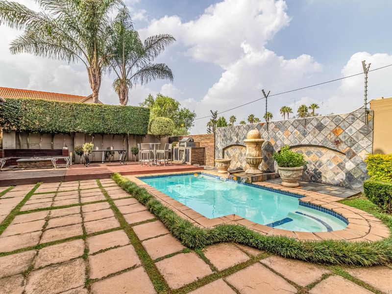 Luxury Family Home in Secure Sovereign Park Estate - Photo 4