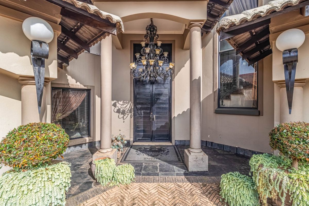 Luxury Family Home in Secure Sovereign Park Estate - Photo 2