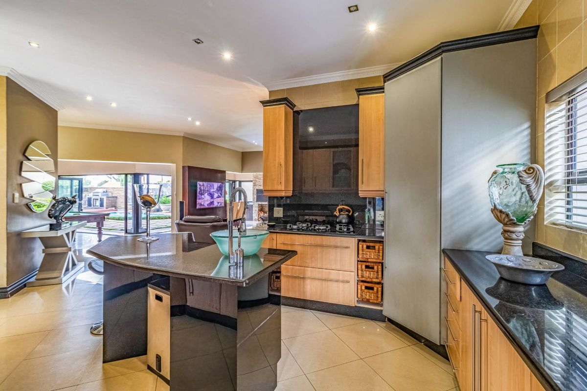 Luxury Family Home in Secure Sovereign Park Estate - Photo 3