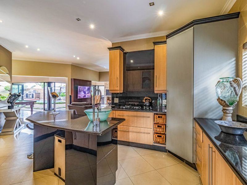 Luxury Family Home in Secure Sovereign Park Estate - Photo 3