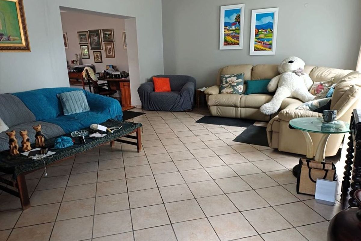 Comfortable 3-Bedroom Home with Staff Quarters - Photo 2