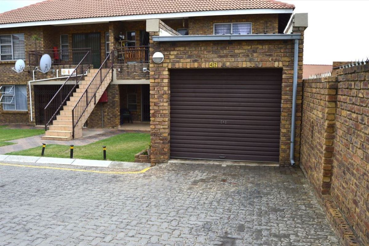 Charming 2-Bedroom Home with Ample Storage - Photo 3