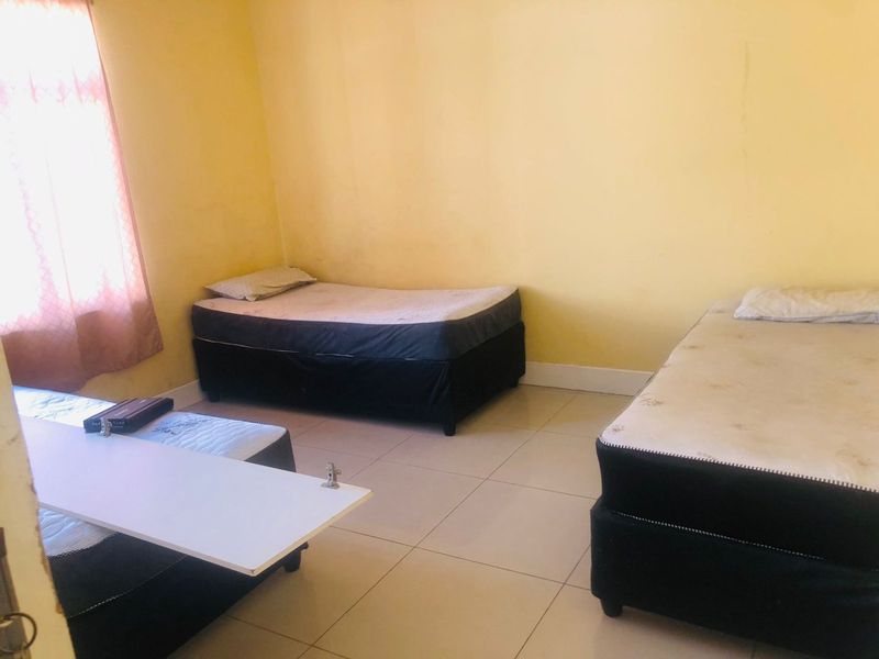 3 Bedrooms, 1 Bathroom Sharing Accommodation To Let In UMBILO, Durban  - Photo 4