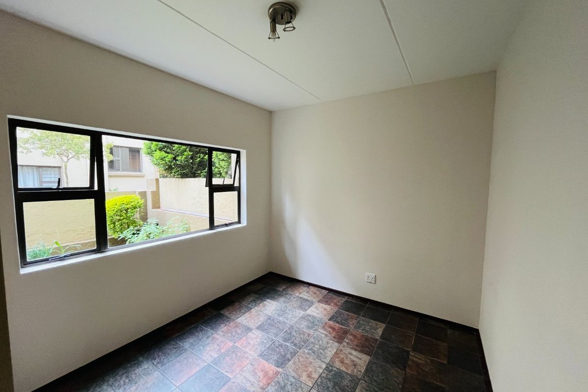 Two bedroom & 1 Bath Ground floor apartment/flat  for sale in Lonehill - Photo 5
