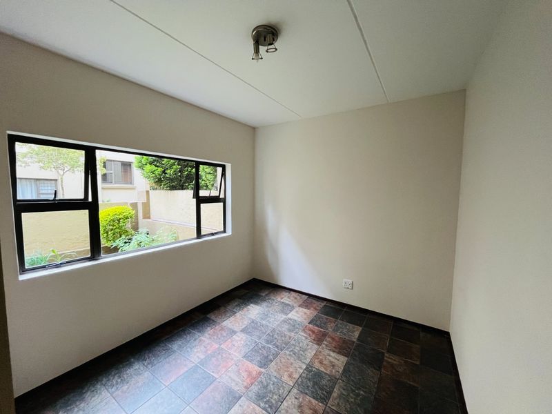 Two bedroom & 1 Bath Ground floor apartment/flat  for sale in Lonehill - Photo 5