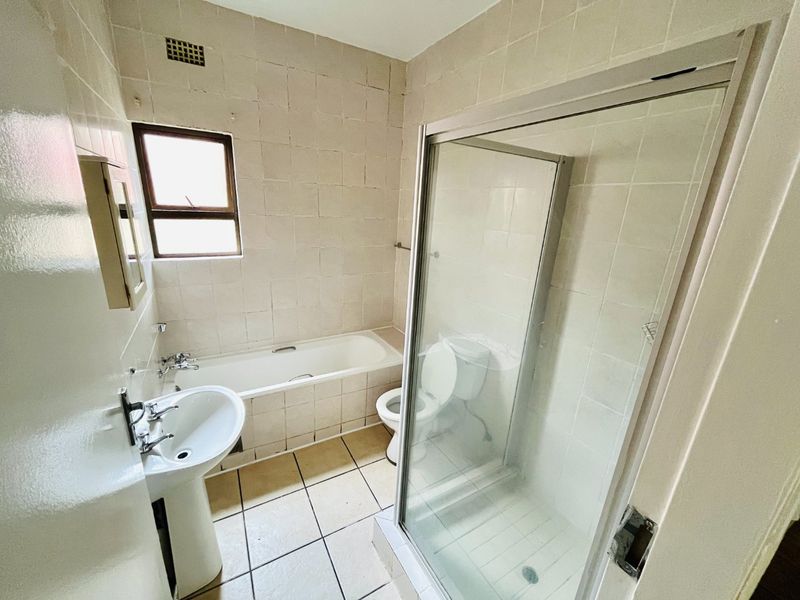 Two bedroom & 1 Bath Ground floor apartment/flat  for sale in Lonehill - Photo 7