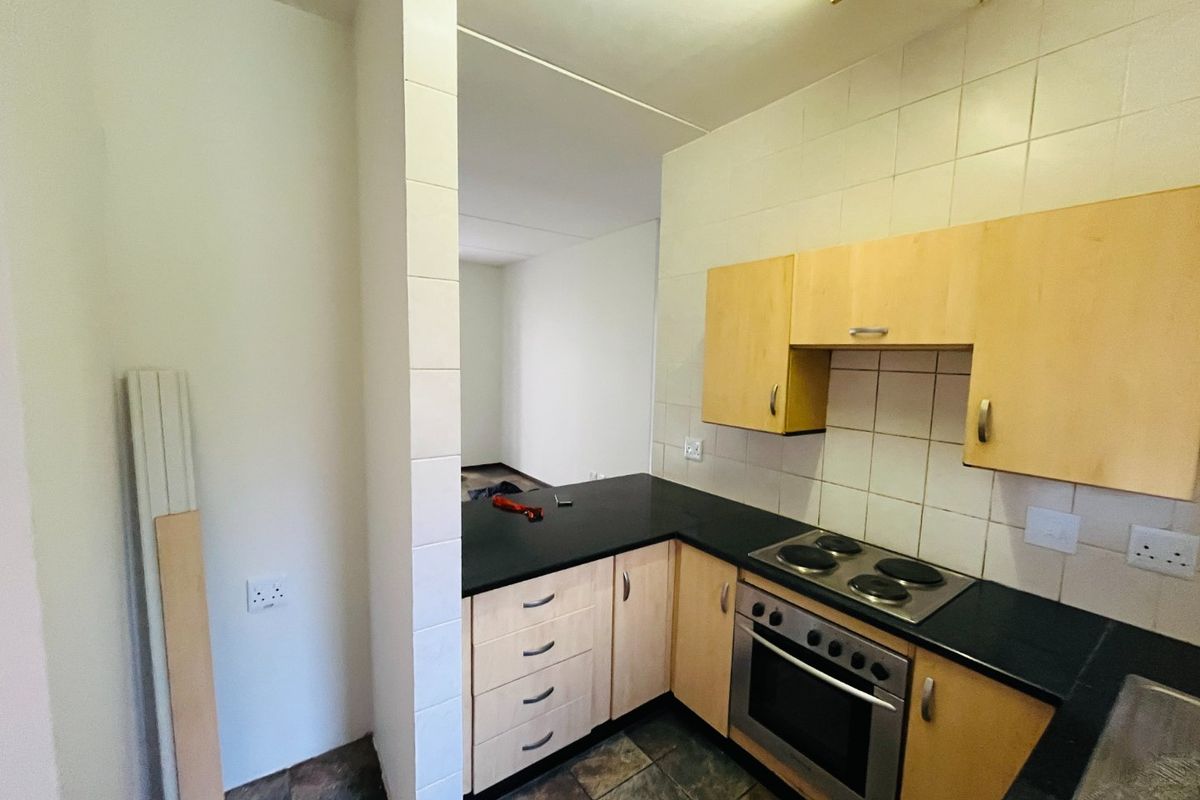 Two bedroom & 1 Bath Ground floor apartment/flat  for sale in Lonehill - Photo 2