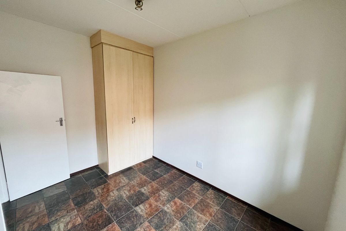 Two bedroom & 1 Bath Ground floor apartment/flat  for sale in Lonehill - Photo 4