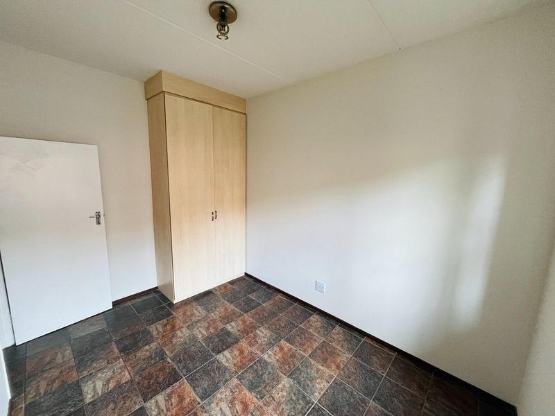 Two bedroom & 1 Bath Ground floor apartment/flat  for sale in Lonehill - Photo 4