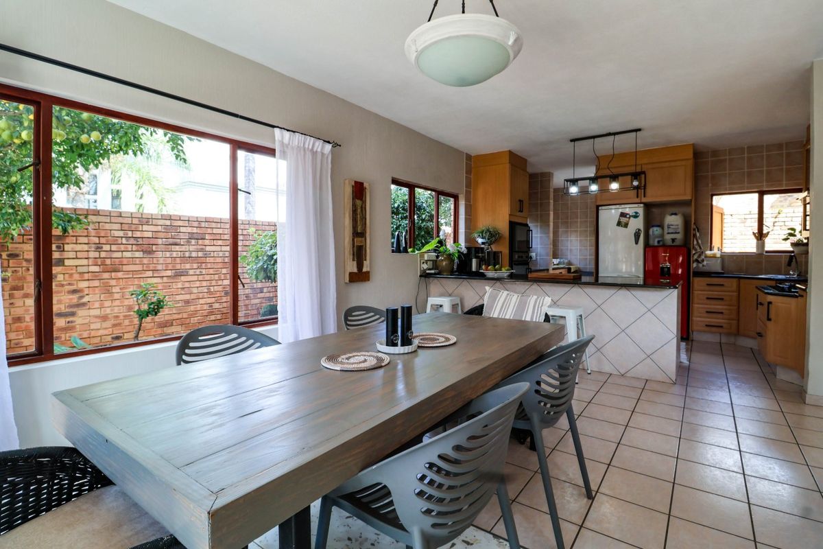 Well-Maintained Family Home in Prestigious Silver Lakes Golf Estate - Photo 4