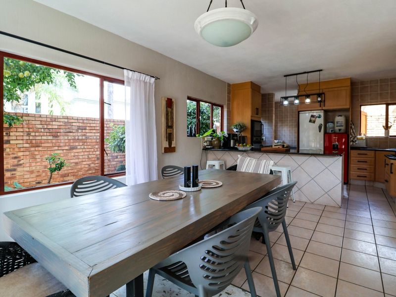 Well-Maintained Family Home in Prestigious Silver Lakes Golf Estate - Photo 4