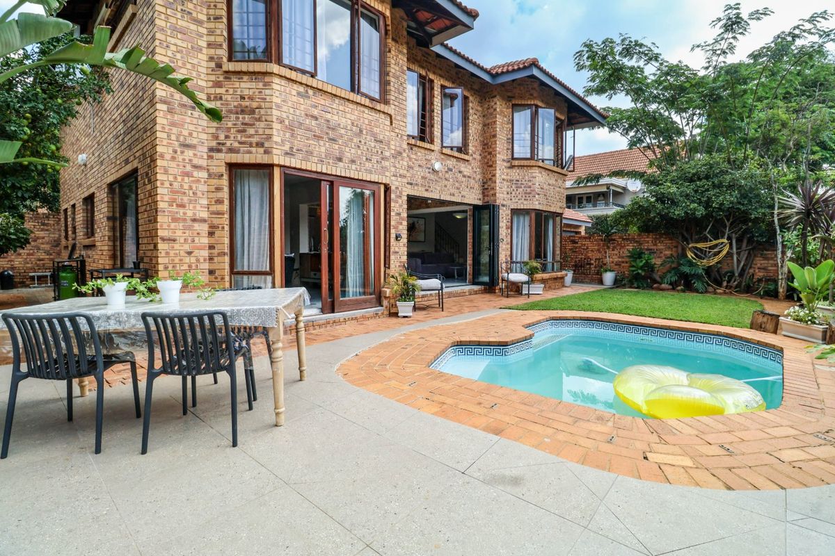 Well-Maintained Family Home in Prestigious Silver Lakes Golf Estate - Photo 2