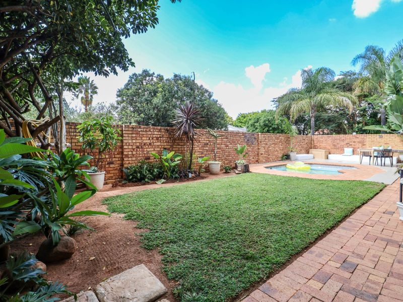 Well-Maintained Family Home in Prestigious Silver Lakes Golf Estate - Photo 3