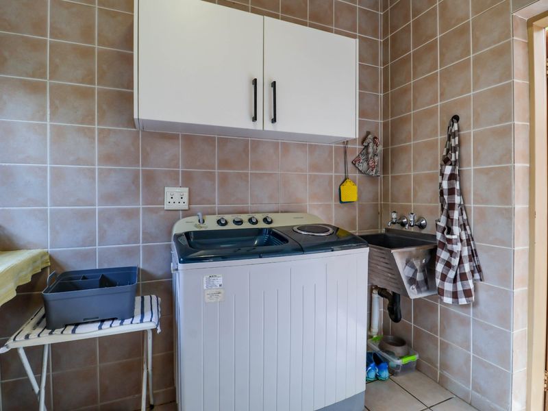 Well-Maintained Family Home in Prestigious Silver Lakes Golf Estate - Photo 10