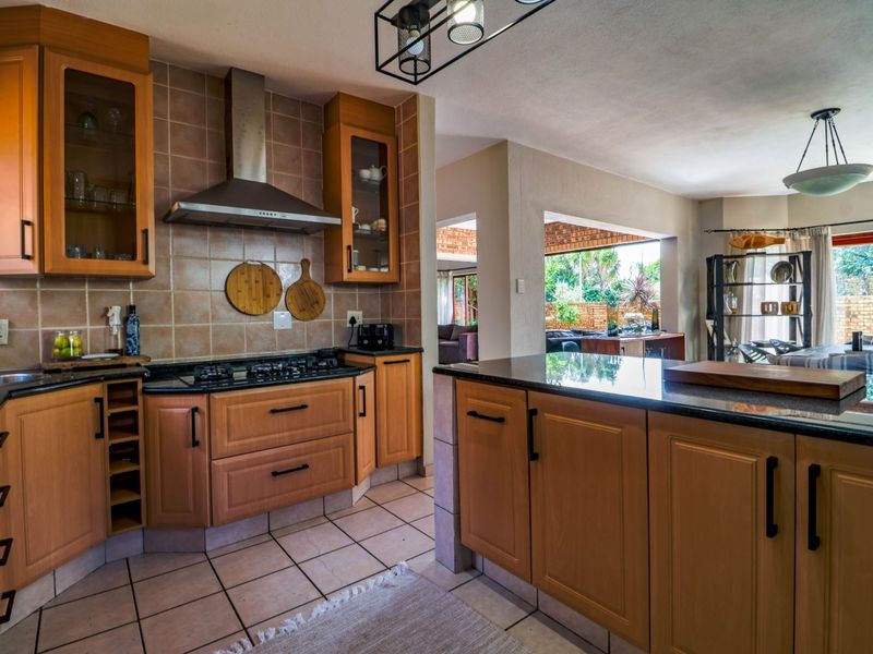 Well-Maintained Family Home in Prestigious Silver Lakes Golf Estate - Photo 9