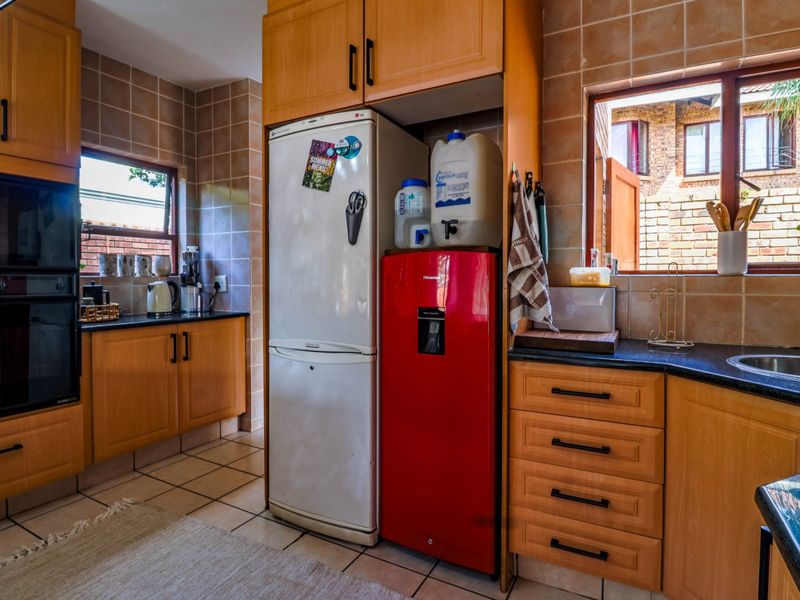 Well-Maintained Family Home in Prestigious Silver Lakes Golf Estate - Photo 8