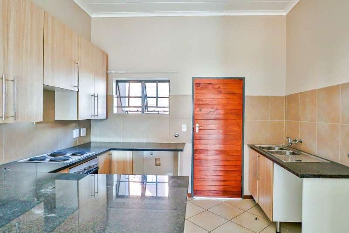 Welcome to Crescent Glades, a beautifully maintained and sought-after complex offering secure, comfortable living in a prime location. - Photo 3