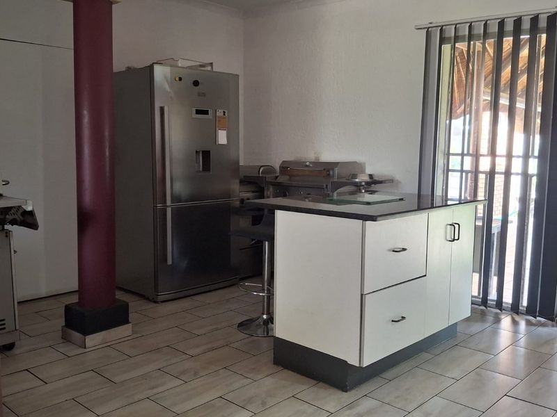 A 8 bedroom world of possibilities await R2 150 000 - Photo 9