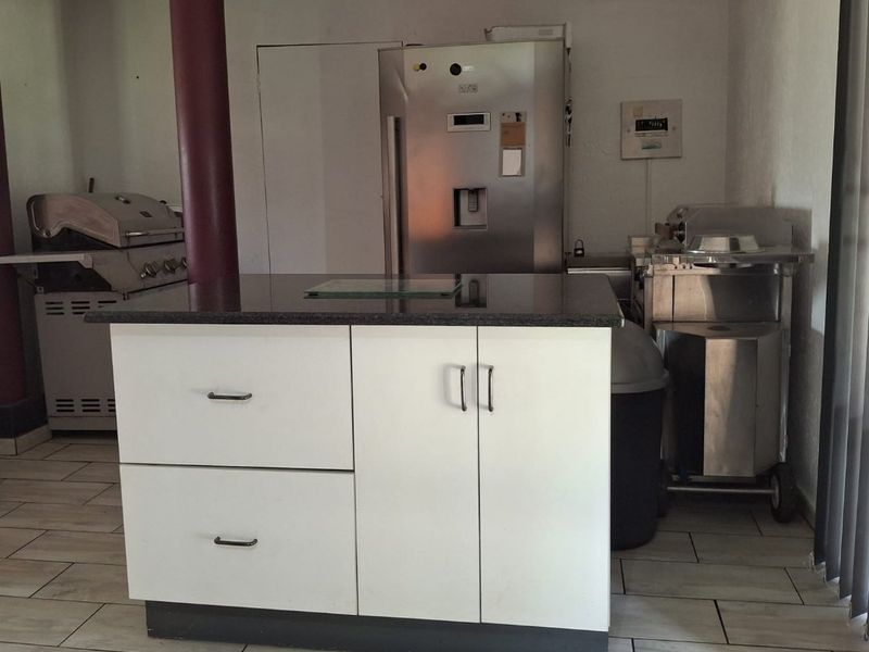 A 8 bedroom world of possibilities await R2 150 000 - Photo 8