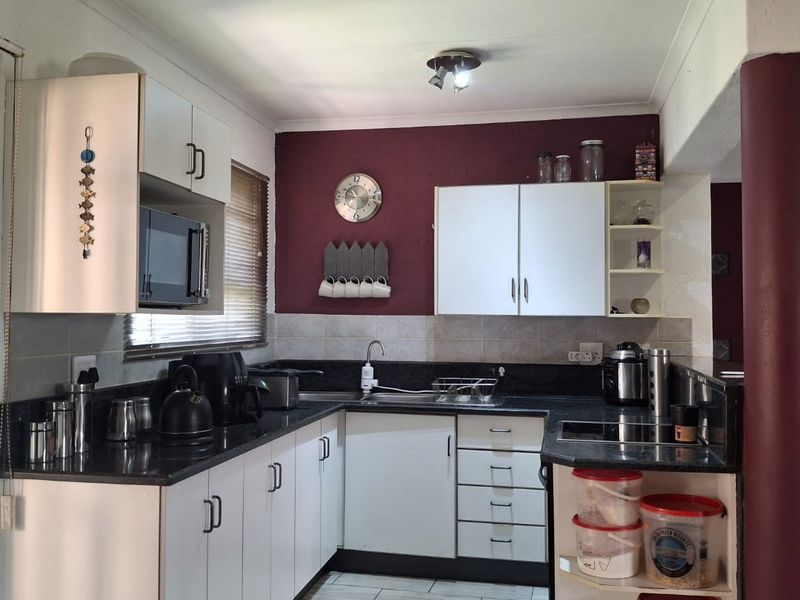 A 8 bedroom world of possibilities await R2 150 000 - Photo 7