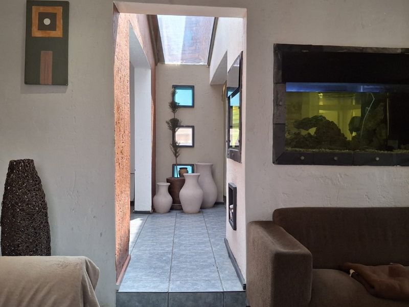 A 8 bedroom world of possibilities await R2 150 000 - Photo 6