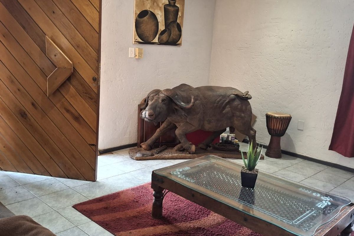 A 8 bedroom world of possibilities await R2 150 000 - Photo 3