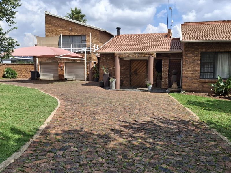 A 8 bedroom world of possibilities await R2 150 000 - Photo 2