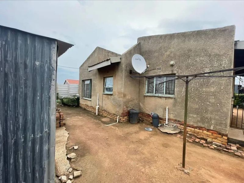 Newly renovated 2 Bedroom in Mandela, fast developing ETWATWA  - Photo 6