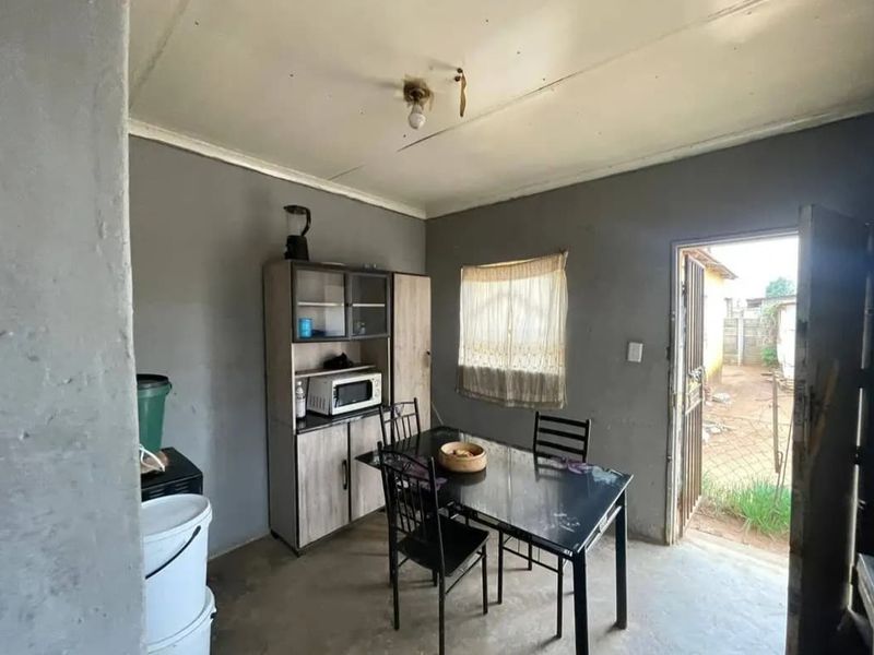 Newly renovated 2 Bedroom in Mandela, fast developing ETWATWA  - Photo 2