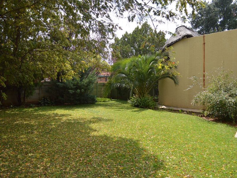 Refined Family Living with Exceptional Outdoor Appeal in Prime Flamwood - Photo 3