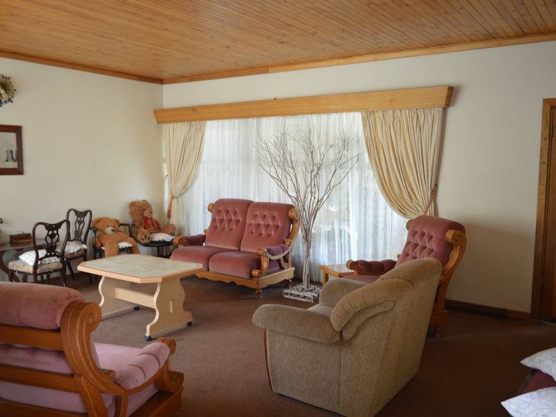 Refined Family Living with Exceptional Outdoor Appeal in Prime Flamwood - Photo 10