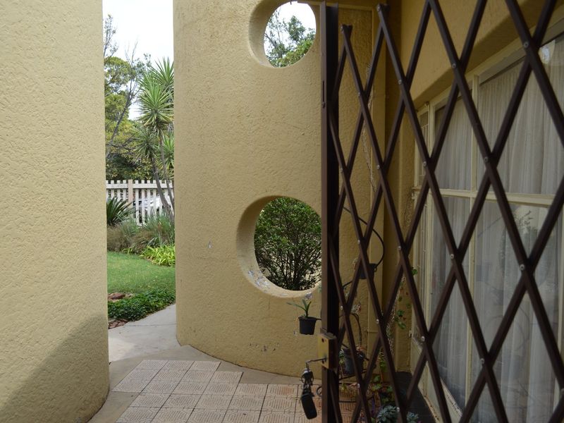 Refined Family Living with Exceptional Outdoor Appeal in Prime Flamwood - Photo 9