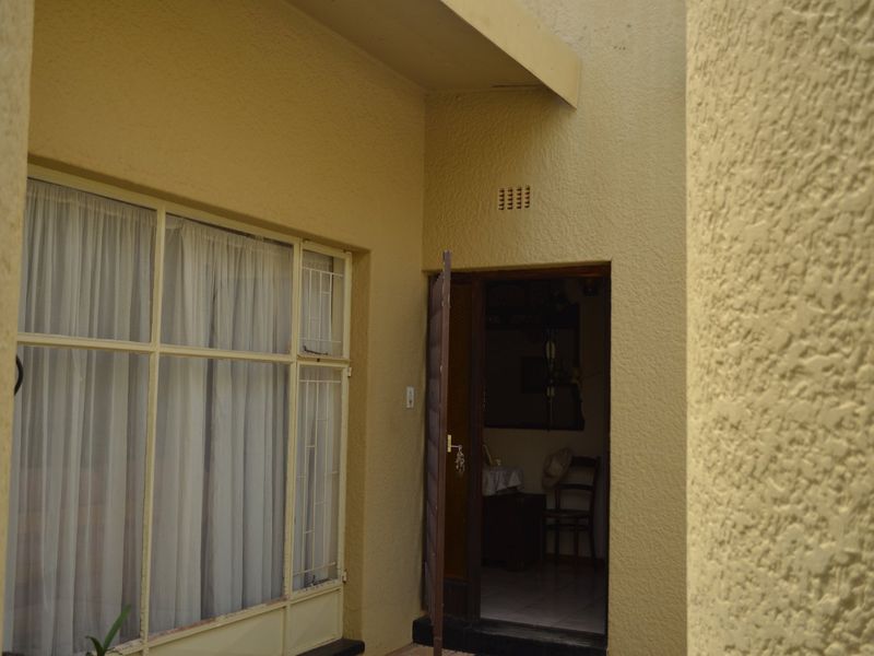 Refined Family Living with Exceptional Outdoor Appeal in Prime Flamwood - Photo 8