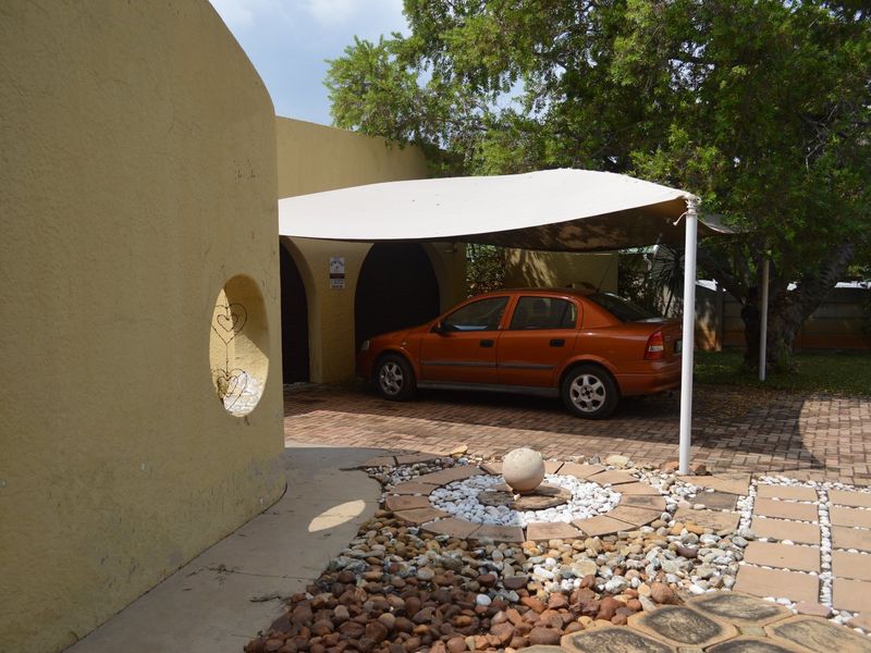 Refined Family Living with Exceptional Outdoor Appeal in Prime Flamwood - Photo 7