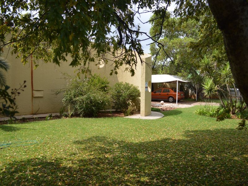 Refined Family Living with Exceptional Outdoor Appeal in Prime Flamwood - Photo 6