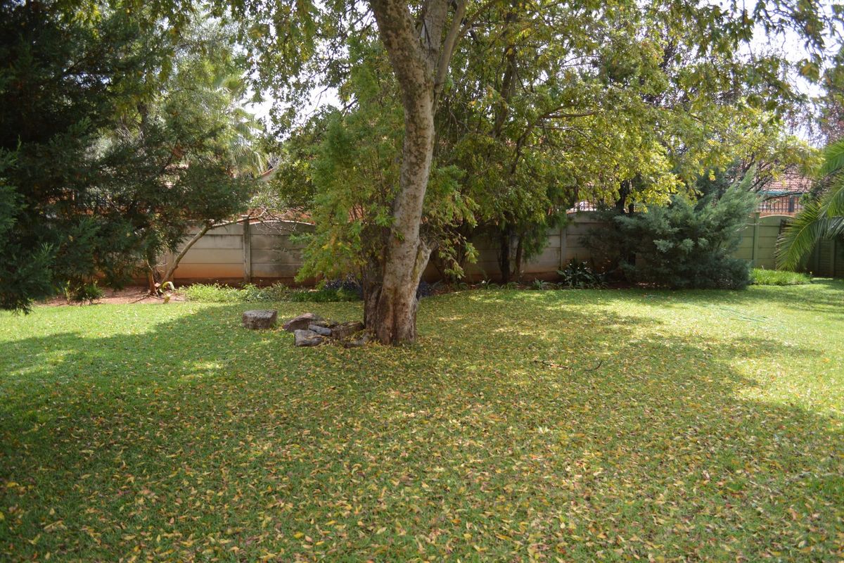 Refined Family Living with Exceptional Outdoor Appeal in Prime Flamwood - Photo 4