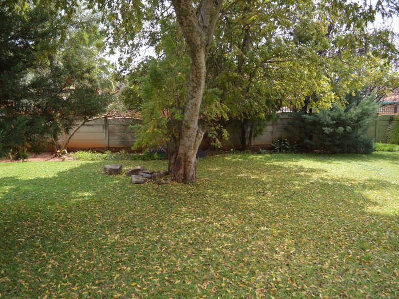 Refined Family Living with Exceptional Outdoor Appeal in Prime Flamwood - Photo 4