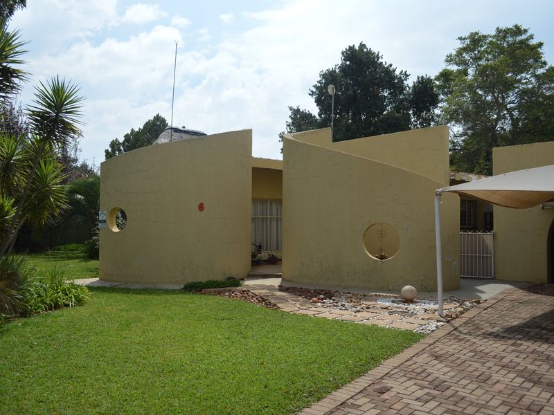 Refined Family Living with Exceptional Outdoor Appeal in Prime Flamwood - Photo 2