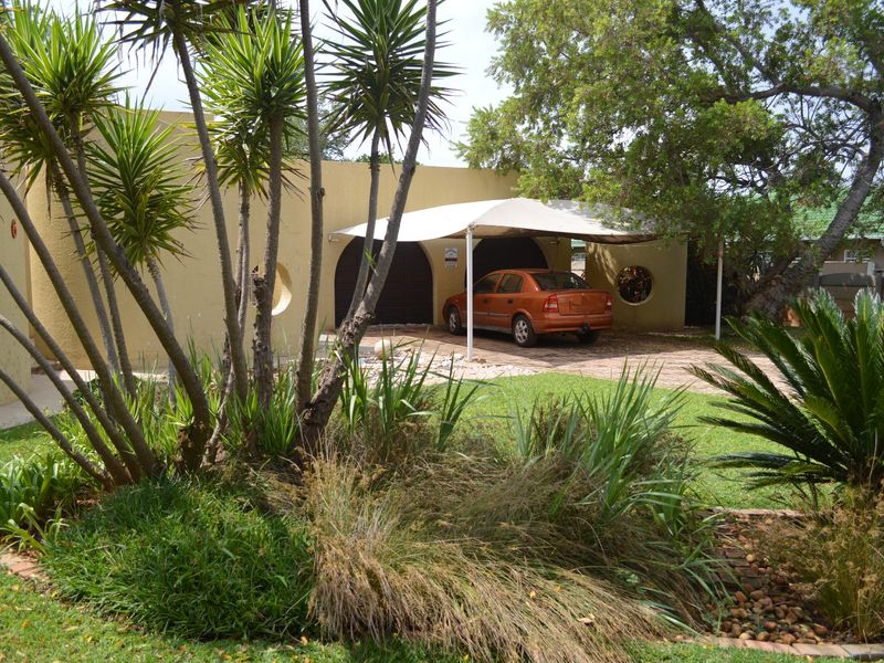 Refined Family Living with Exceptional Outdoor Appeal in Prime Flamwood - Photo 5