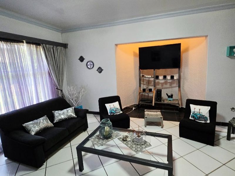 Stunning Family Home with Exceptional Entertainment in Wilkeville - Photo 8