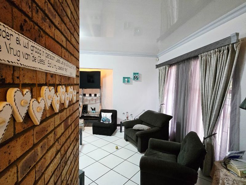 Stunning Family Home with Exceptional Entertainment in Wilkeville - Photo 6