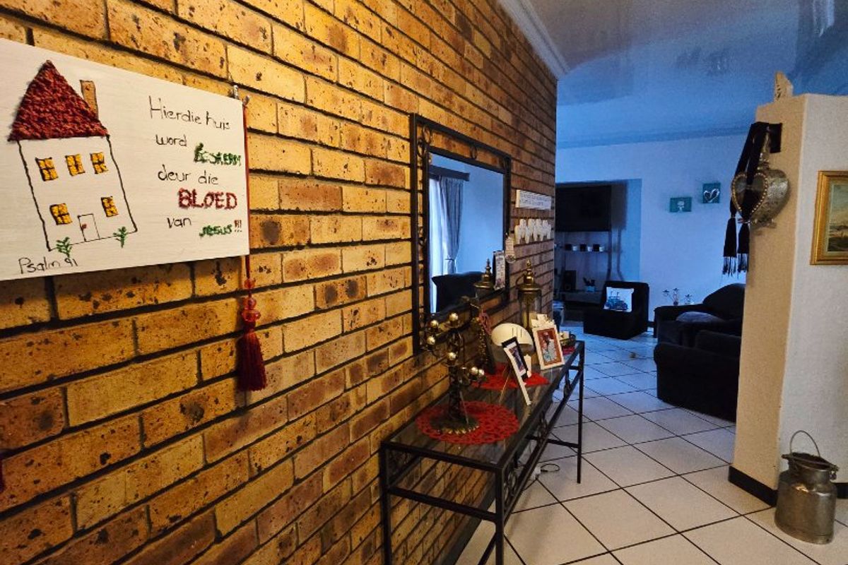 Stunning Family Home with Exceptional Entertainment in Wilkeville - Photo 5