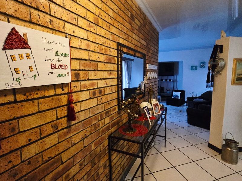 Stunning Family Home with Exceptional Entertainment in Wilkeville - Photo 5